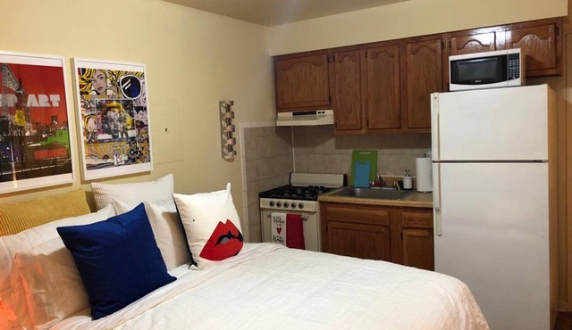 1721 2H · Pop Art Studio-20min to Time SquareParking Avail