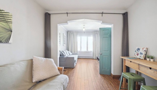 #174 Stylish & Spacious Montreal Apt