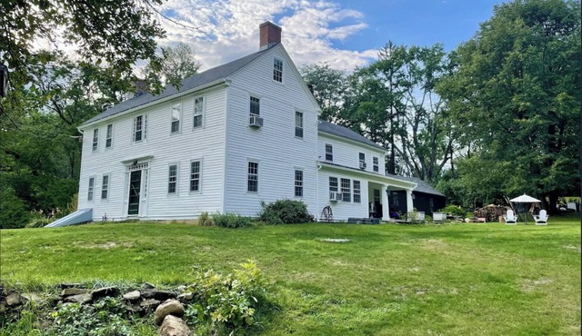 1780 Colonial Hilltop Manor - Amazing location