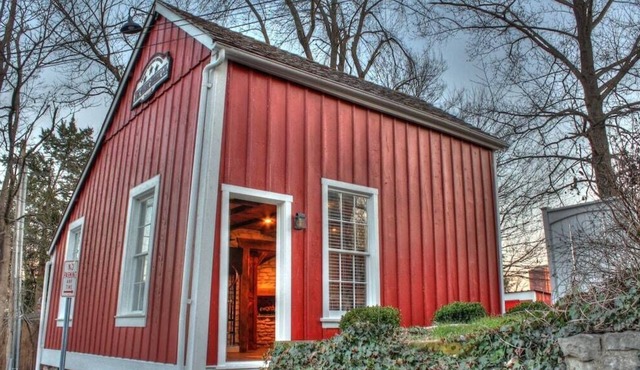 1790's Renovated Barn, Main Street St. Charles, Hot Tub in private backyard!