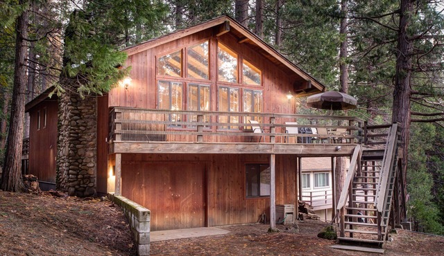 (17B) Tyler's Timber Lodge at The Redwoods In Yosemite