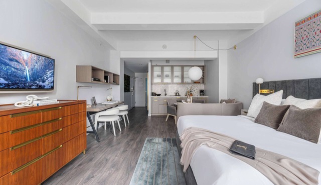 17John: Executive King Suite with Sofa Bed