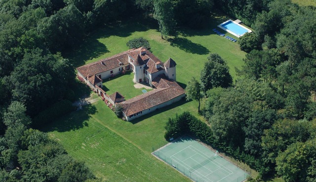 17th-century manor house, piano, tennis court, heated swimming pool. Ideal for families