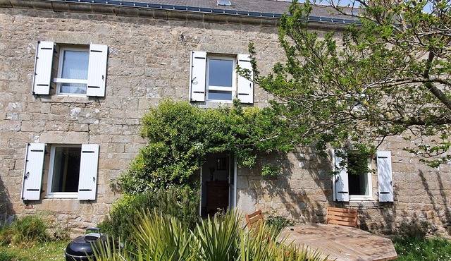17th century Breton farmhouse in Étel, quiet, comfortable and large enclosed park, on foot from the port