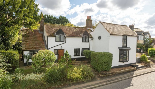 17th century cottage nr Harry Potter Studios, train into C. London, airport.