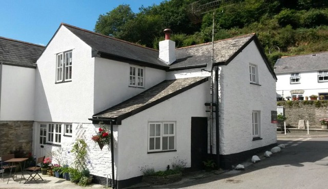 17th century cottage in a quiet picturesque Dartmoor village . Pet friendly.
