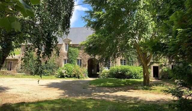 17th century property between the pink granite coast & Lannion, large 46m2 studio flat