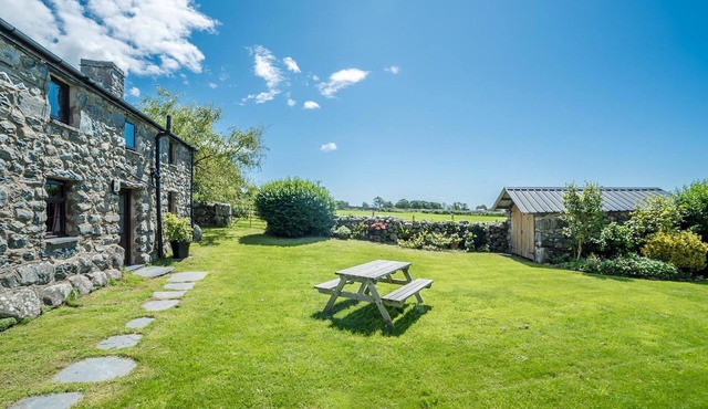 17th Century Holiday cottage with hot tub and sea views in Dyffryn Ardudwy Snowdonia | Y-Felin