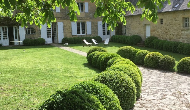 17th century manor house of great comfort in idyllic surroundings