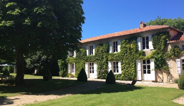 17th century manor house on the banks of the Charente/tennis - swimming pool