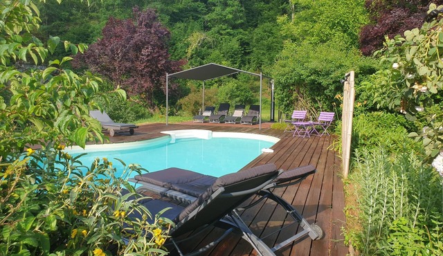 17th-century mill on the Enéa river, 6km from Sarlat. Golden park 2.2 hectares.