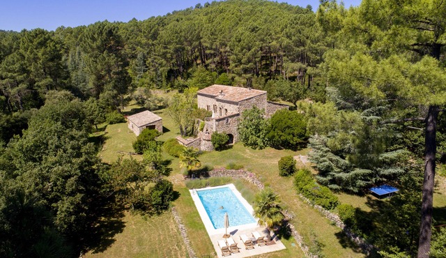 17th century Renovated farmhouse in the heart of a 7 ha wooded property Swimming pool without neighbors