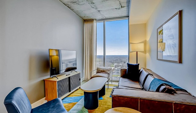 17th-floor condo with pool and fitness room, fast WiFi, and washer/dryer
