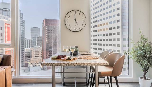 17th‑Floor Skyline View Sauna Lobby Coffee Steps to Dining & Stadiums