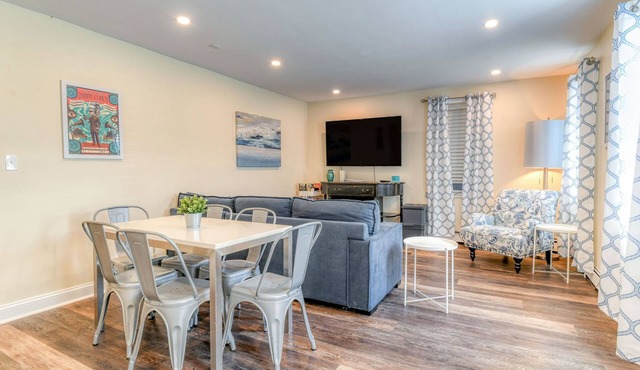 18 ABBOTT APT - SPACIOUS GARDEN LEVEL APT - 1 block from the Beach