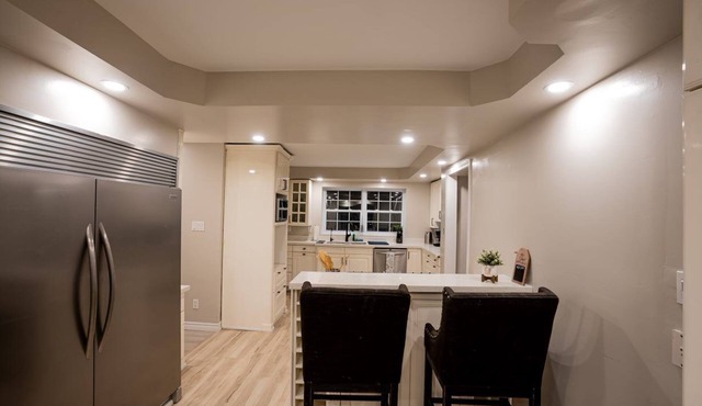 18 Acre Cozy and Relaxing Chalet with HOT TUB!