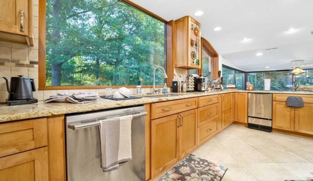 18 Acre Farm - Pickleball, Pond, Outdoor Kitchen