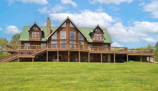 18-Acre Hideaway: Hot Tub