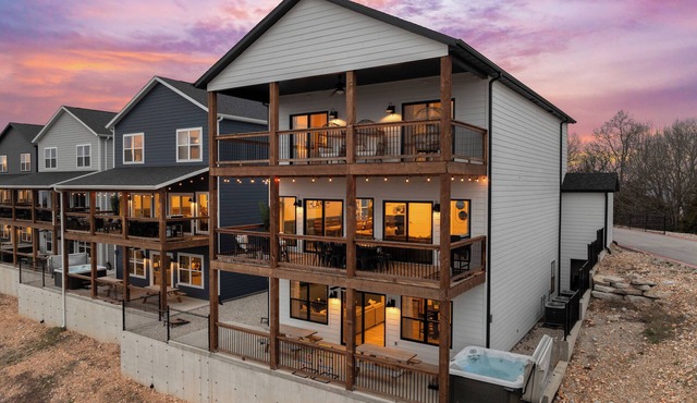 18 Bedrooms-46 guests-2 Homes-Game Rooms-Stunning Views-Large Groups/Families