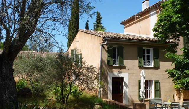 18 channels. Provençal farmhouse with swimming pool in a property from the 18th century.