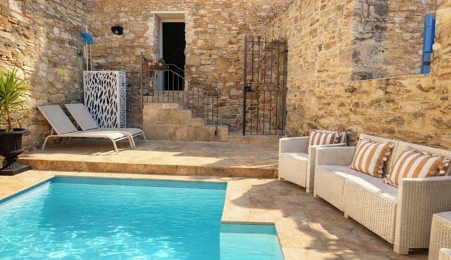 18th-century winegrowers' stone farmhouse with private pool near Uzés