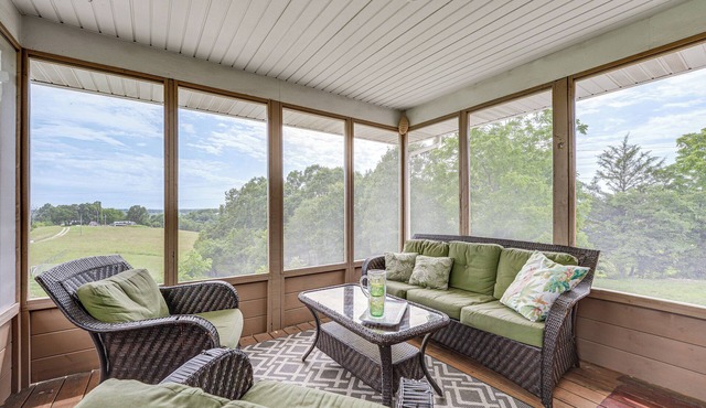 18 Mi to Table Rock Lake: Pet-Friendly Ozark Home!