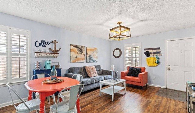18 & Over OK for Spring Break 20 Min to Beach Sleeps 4
