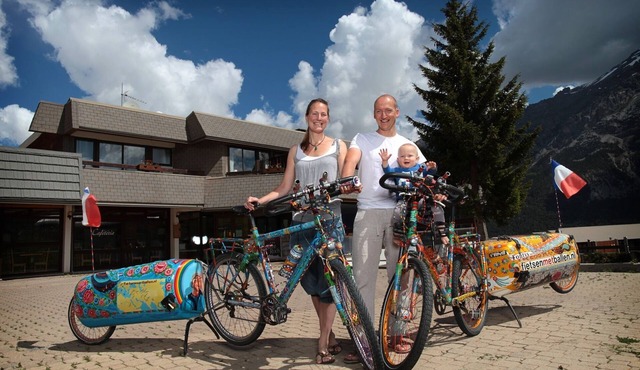 18 Rooms & Shared Living Room at Ski Slopes; Perfect for Families and Groups