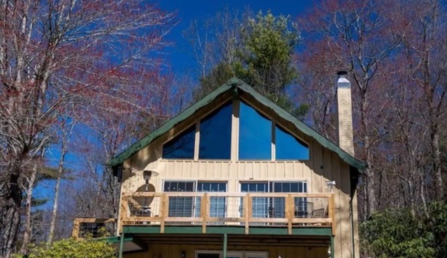 "18 Seasons" Seconds to Blue Ridge Parkway, & Mabry Mill. Game room w/Bar