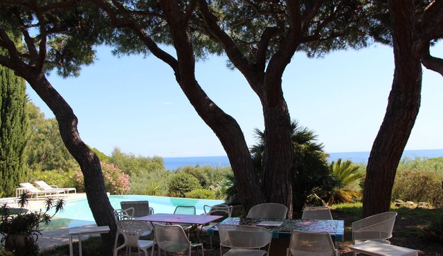 180 ° sea view, heated pool, beach, shops and walking port