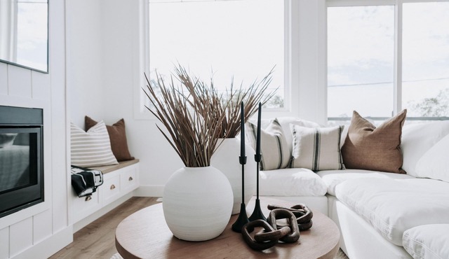 180 degree lake view, luxury Port Stanley escape overlooking the beach!