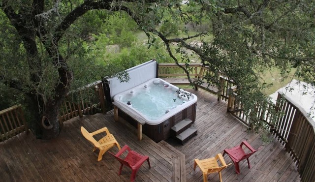 180 degree views of Canyon Lake, hot tub, sleep up to 13!