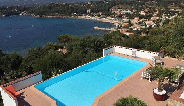 180 degree views over the Bay of Toulon. Apartment in a stylish villa.