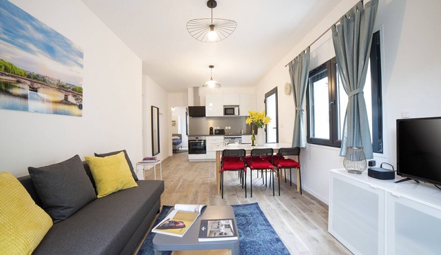 180 m² – 2 Independent Apartments – Metro 7