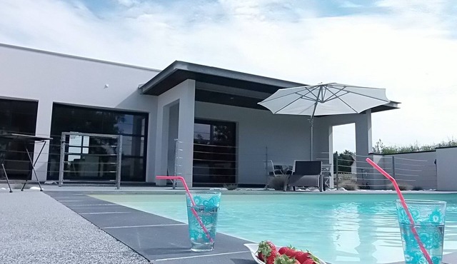 180 m2 in the heart of the vineyards, modern villa, luxury and quiet with heated pool