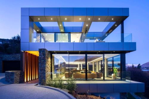 180 Park a Lakefront Masterpiece, Relax it's Done holiday home