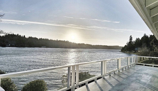 180' private beach and spacious entertainment oasis on Hammersley Inlet for 8!