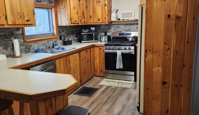 1800's Rustic Farmhouse close to wineries, and National Forest. Pet-Friendly!