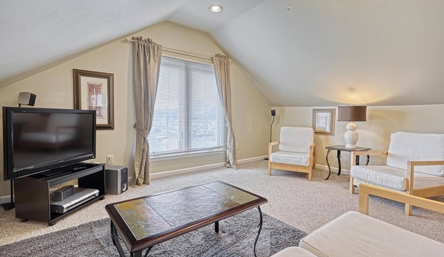 1800 sq ft Hershey House (3 floors)