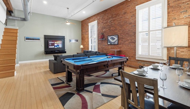 1800 Sq Ft Loft Downtown Near Convention Center