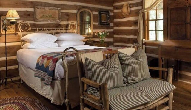 1800-style cedar Log Cabin on Blisswood Ranch with many optional activities!