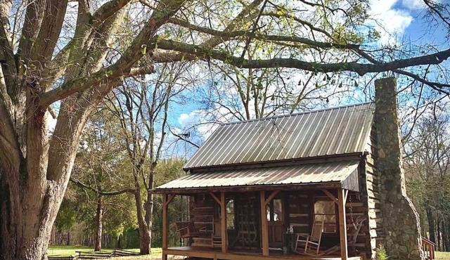1800’s Cabin with Hot Tub, Pet Friendly