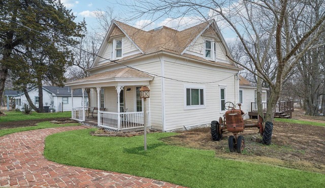 1800s Farmhouse—King Bed~Big Kitchen~Games & DVDs