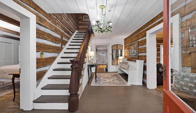 1800s Historic Orchard Hill 3 bedroom cabin in Elizabethtown