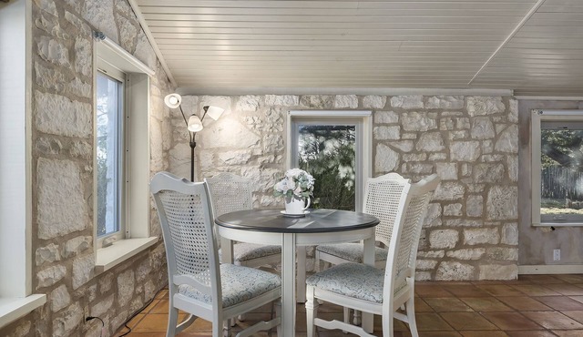 1800’s Home at Lost Creek/Hot Tub/Close to Downtown/Bluebonnet