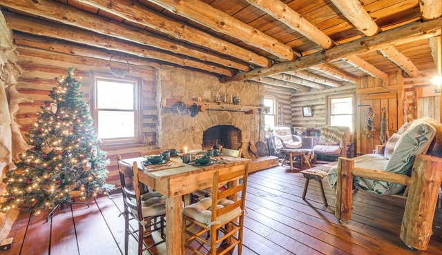 1800s Romantic Cabin! Fireplace + 3 Jacuzzi Tubs