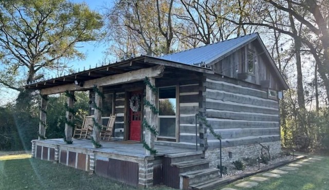 1800’s style log cabin with modern amenities