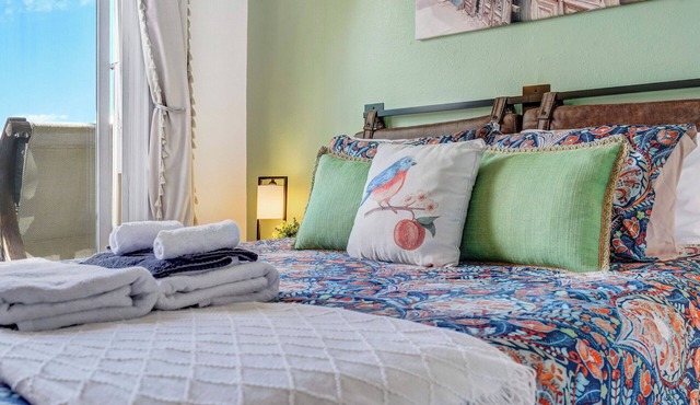 180° Mountain Range Views and Centrally Located