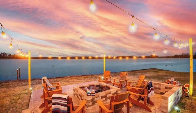180°Views, 500 Ft of Shore, 6 BR, Beach, Hot Tub, Game Room, FirePit, Boat Dock