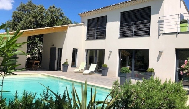 180m2 house with garden and heated swimming pool